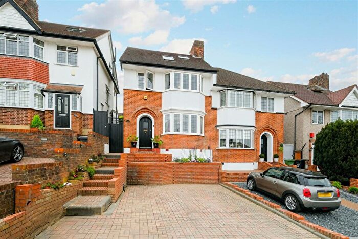 4 Bedroom Semi-Detached House To Rent In Dove House Gardens, Chingford, E4