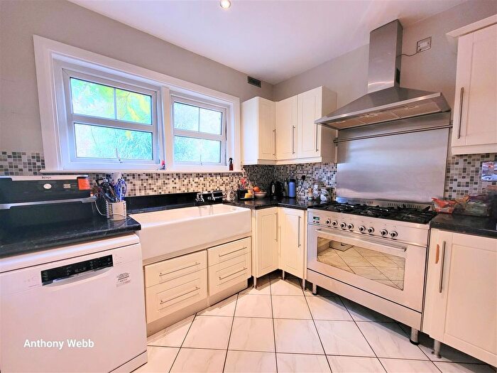 2 Bedroom Terraced House To Rent In Barrowell Green, Winchmore Hill, N21