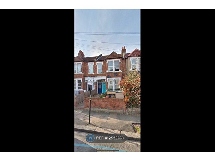 3 Bedroom Flat To Rent In Tooting, London, SW17