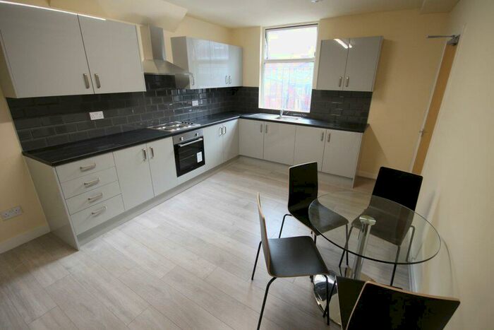 6 Bedroom End Of Terrace House To Rent In Archery Terrace, Leeds, LS2