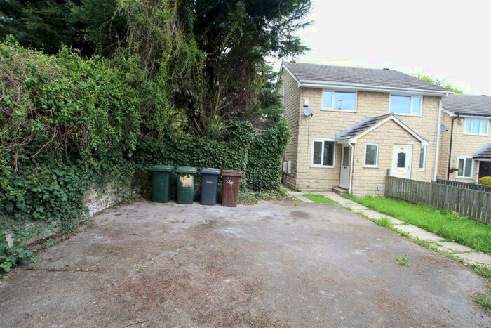 2 Bedroom Semi-Detached House To Rent In Castlegate Drive, Bradford, BD10