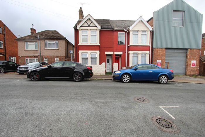 3 Bedroom Semi-Detached House For Sale In Strover Street, Gillingham, ME7