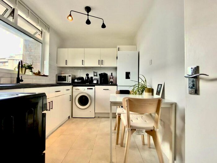 3 Bedroom Flat To Rent In Headlam Street, E1