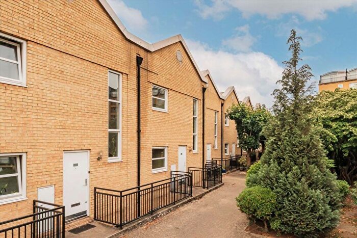 3 Bedroom Maisonette For Sale In Rotherhithe Street, Rotherhithe, SE16