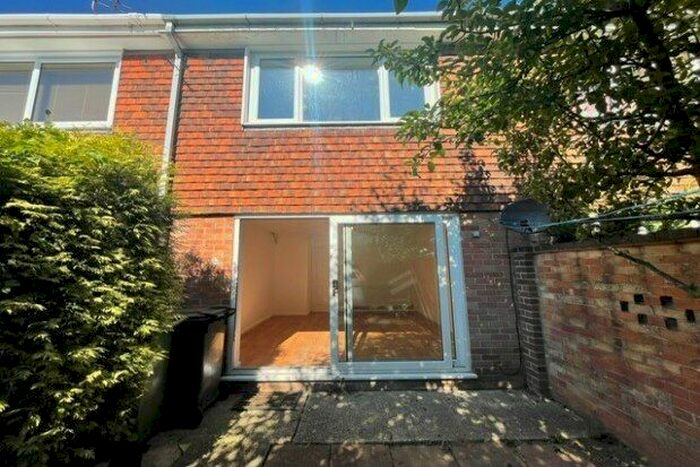 2 Bedroom Property To Rent In Gordon Close, Basingstoke, RG21