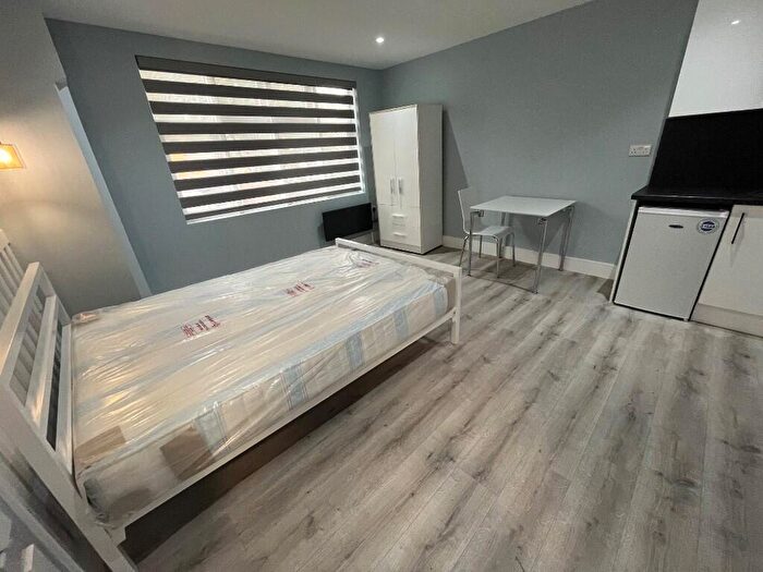 Studio To Rent In Brentmead Place, London, NW11