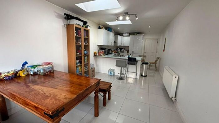 3 Bedroom End Of Terrace House To Rent In Basingstoke Road, Reading, RG2