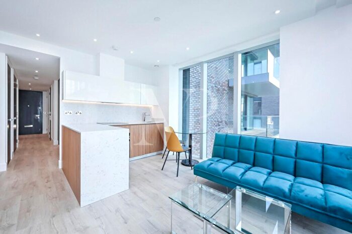 Apartment To Rent In Neroli House, Piazza Walk, London, E1
