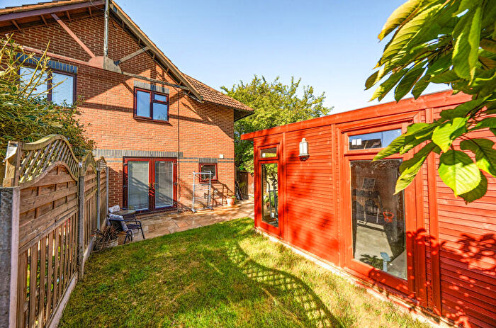 1 Bedroom Terraced House For Sale In Aynscombe Close, Dunstable, Bedfordshire, LU6