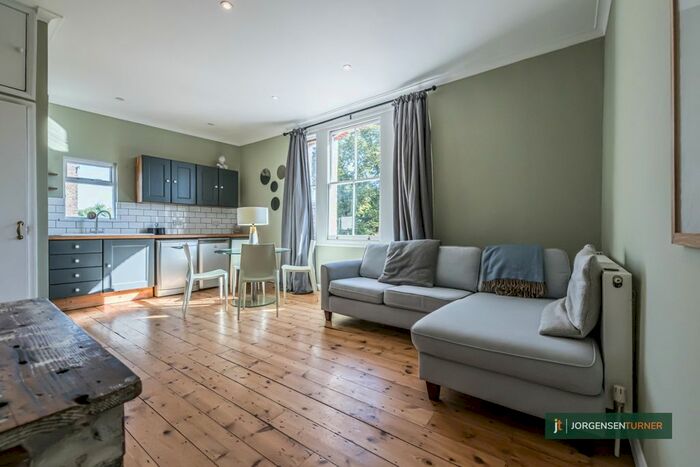 2 Bedroom Flat To Rent In Coningham Road, London, W12