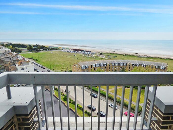 3 Bedroom Penthouse To Rent In South Terrace, Littlehampton, BN17
