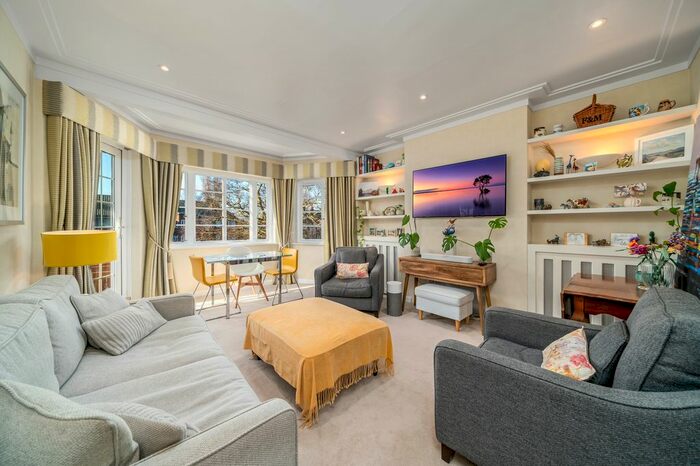 2 Bedroom Flat To Rent In Roehampton Close, London, SW15