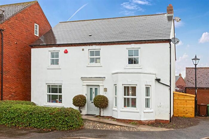 4 Bedroom Detached House For Sale In Grooms Close, Angmering, Littlehampton, BN16