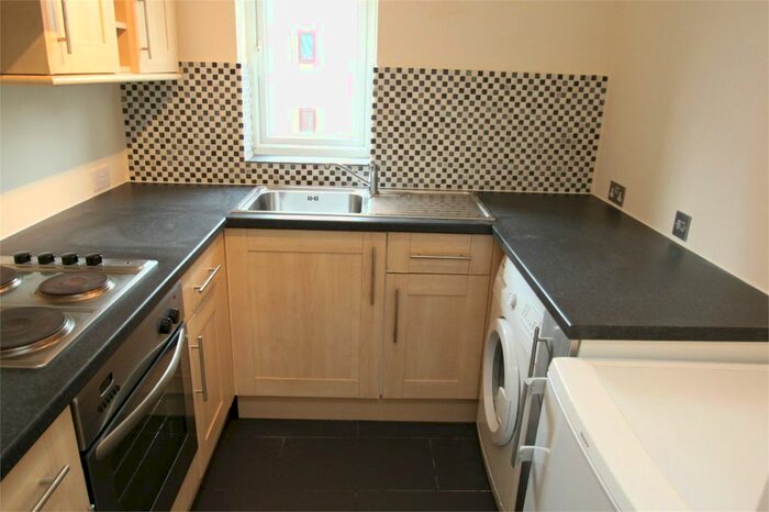 1 Bedroom Flat To Rent In Turnpike Lane, Uxbridge, Middlesex, UB10
