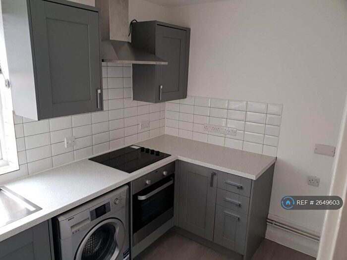 2 Bedroom Flat To Rent In Tremona Court, Southampton, SO16