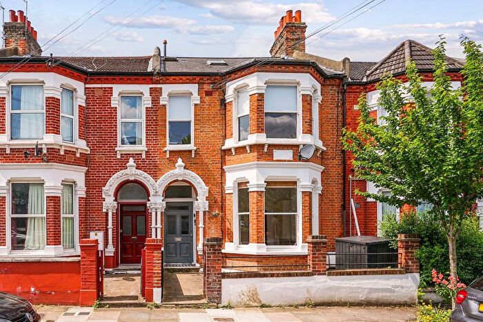 2 Bedroom Flat To Rent In Carminia Road, Balham, SW17