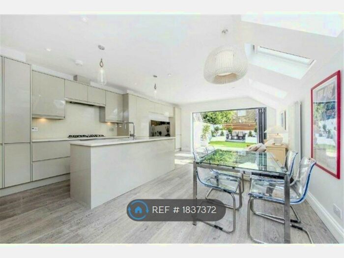 2 Bedroom Flat To Rent In Sands End, London, SW6