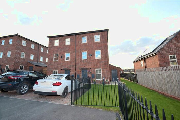 2 Bedroom Town House To Rent In Cardwell Road, Leeds, West Yorkshire, LS14