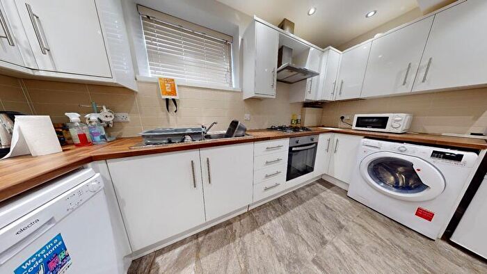 2 Bedroom Flat To Rent In Meanwood Road, Meanwood, Leeds, LS7