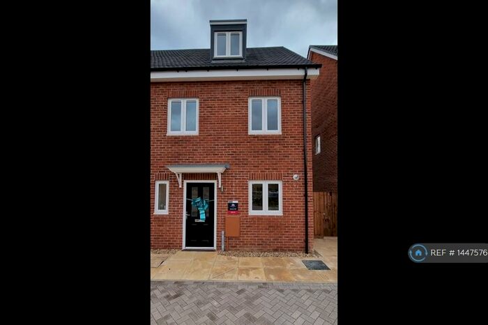 3 Bedroom Semi-Detached House To Rent In Waterfield Close, Peterborough, PE3