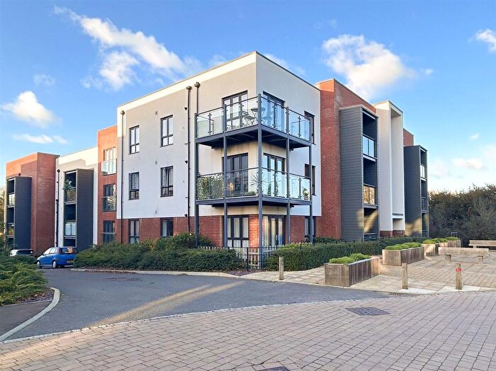 2 Bedroom Flat For Sale In Brooklands Road, Bexhill-On-Sea, TN39