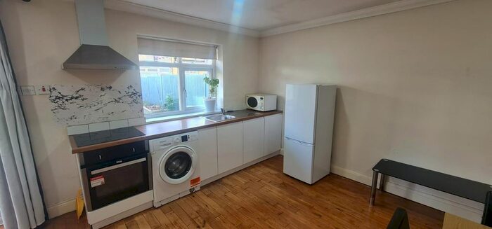 1 Bedroom Flat To Rent In Dorset Avenue, Southall, UB2