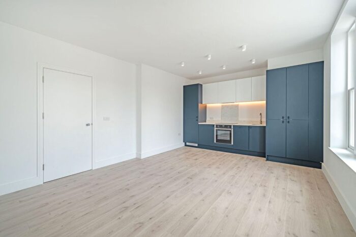 2 Bedroom Flat To Rent In Mitcham Lane, London, SW16