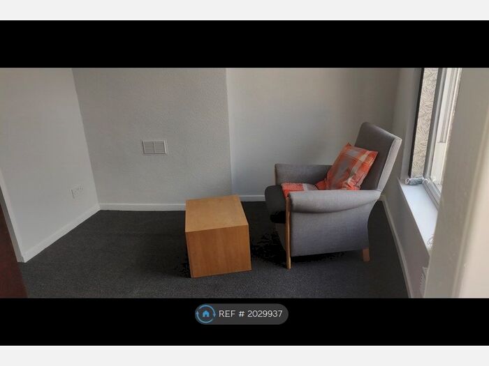 Studio To Rent In Room, Batley, WF17