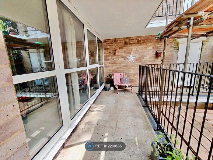 2 Bedroom Flat To Rent In Twyford Court, Winchester, SO23