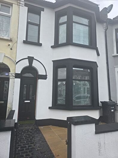 3 Bedroom Terraced House To Rent In Highbury Gardens, Ilford, Essex, IG3