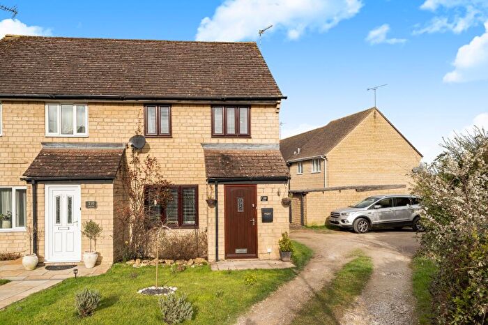 3 Bedroom Semi Detached House For Sale In Oxlease, Witney, OX28