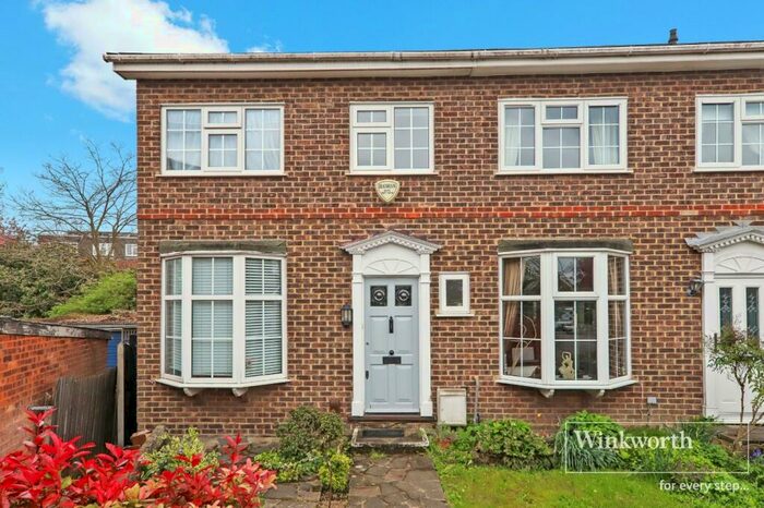 3 Bedroom End Of Terrace House To Rent In Chiltern Gardens, Bromley, BR2