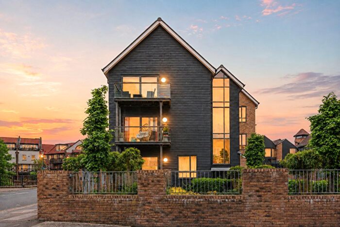 3 Bedroom Penthouse For Sale In Church Street, Isleworth, TW7