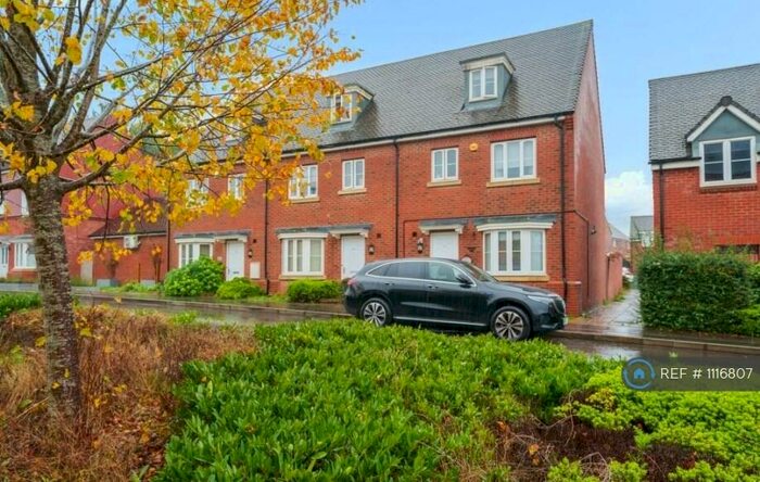 4 Bedroom End Of Terrace House To Rent In Sparrowhawk Way, Bracknell, RG12