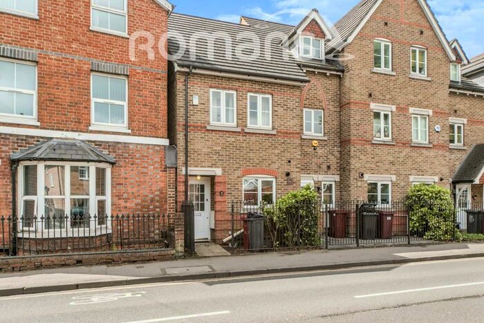 2 Bedroom Town House To Rent In Cintra Close, Reading, RG2