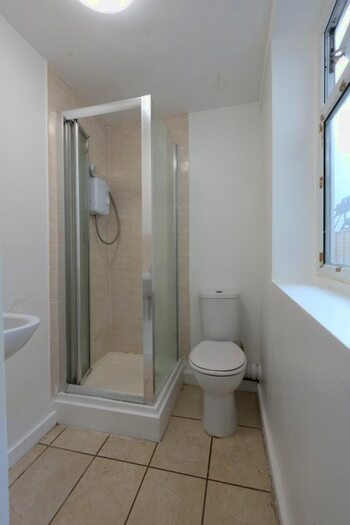 Studio To Rent In Park Lane, London N17