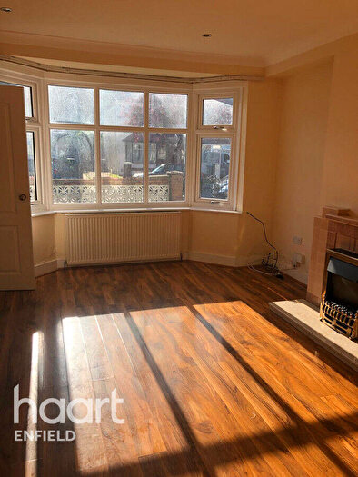 3 Bedroom Semi Detached House To Rent In Lincoln Way, Enfield, EN1
