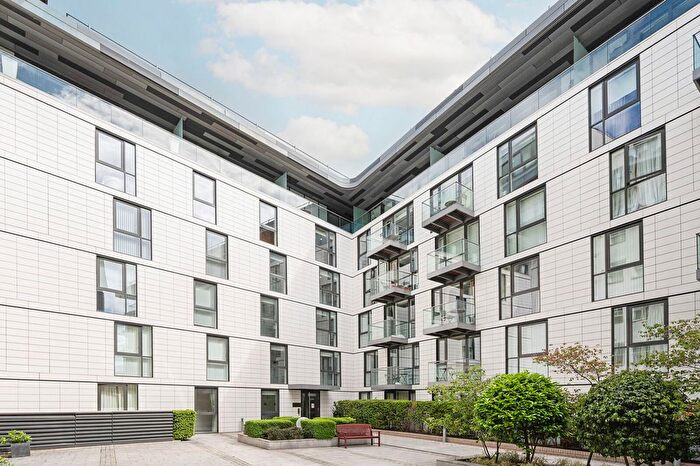2 Bedroom Flat For Sale In Christopher Court, Leman Street, Aldgate, London, E1