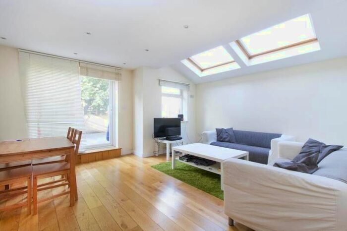 3 Bedroom Flat To Rent In Bankton Road, London, SW2