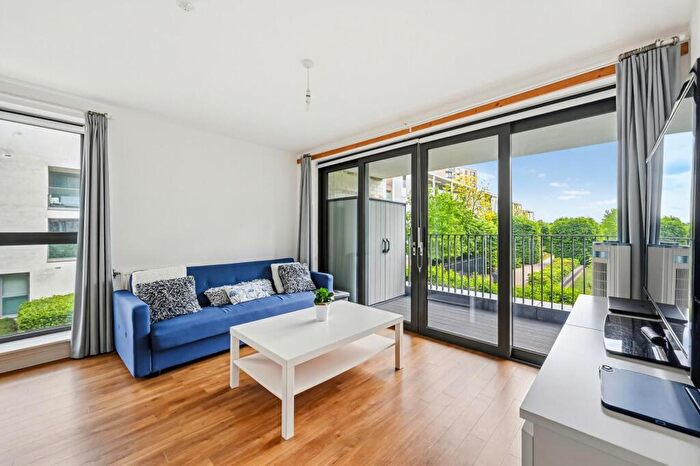 2 Bedroom Apartment For Sale In Kingfisher Heights, London, E16