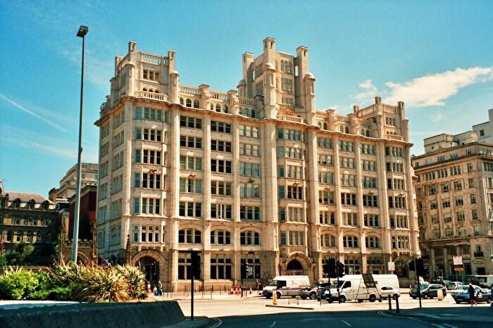 3 Bedroom Flat To Rent In Tower Building, Liverpool, L3