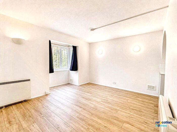 Studio To Rent In Maltby Drive, Enfield, EN1