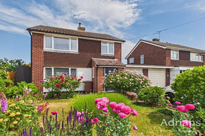 3 Bedroom Link Detached House For Sale In Daws Close, Writtle, Chelmsford, CM1