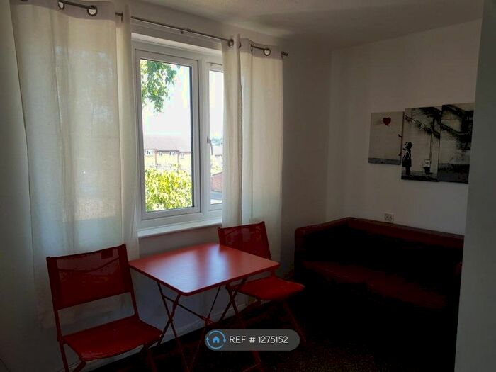 3 Bedroom Flat To Rent In Hawthorn Avenue, Colchester CO4