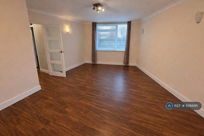 2 Bedroom Flat To Rent In The Oaks, London, NW6