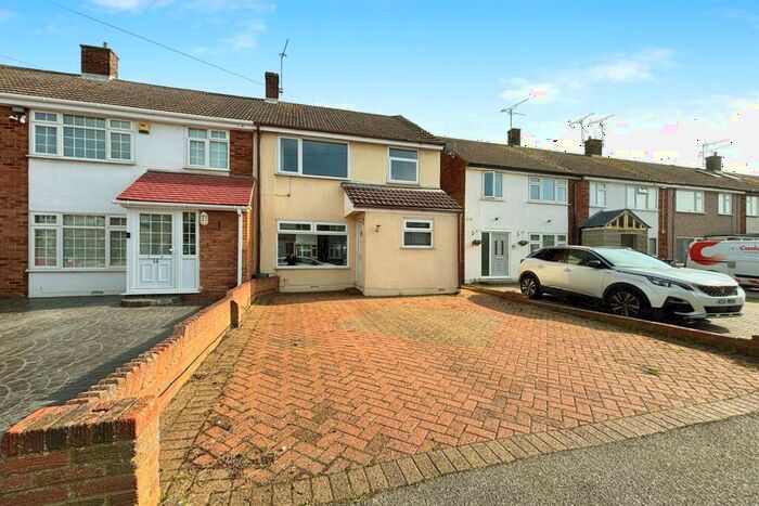 3 Bedroom Terraced House To Rent In Kingsman Road, SS17