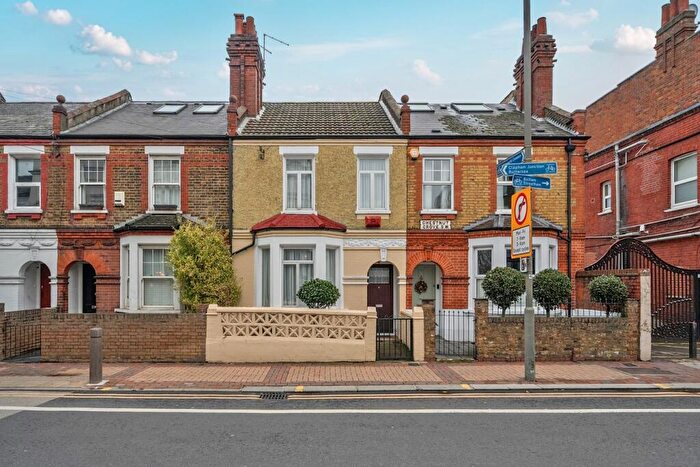3 Bedroom Terraced House For Sale In Chestnut Grove, Balham, SW12