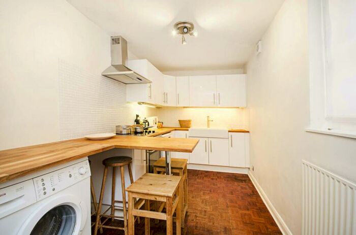 2 Bedroom Flat To Rent In Victoria Park Road, Victoria Park, London, E9