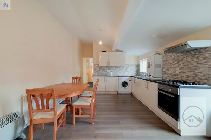 3 Bedroom Flat To Rent In Mitcham Road, London, SW17