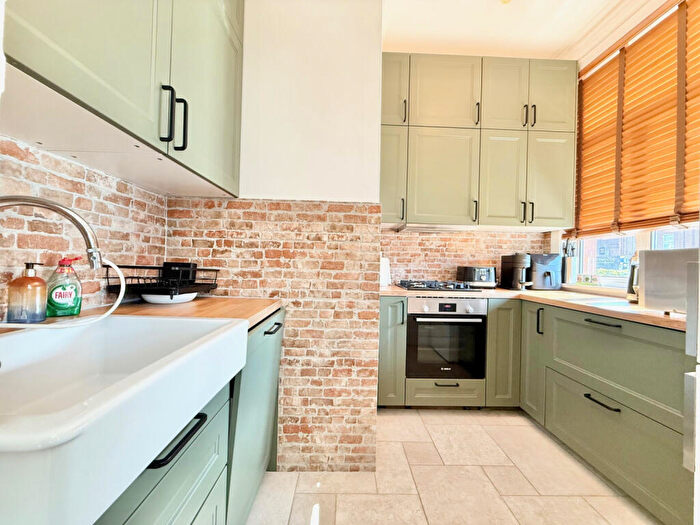 2 Bedroom Flat To Rent In Regents Park Road, N3